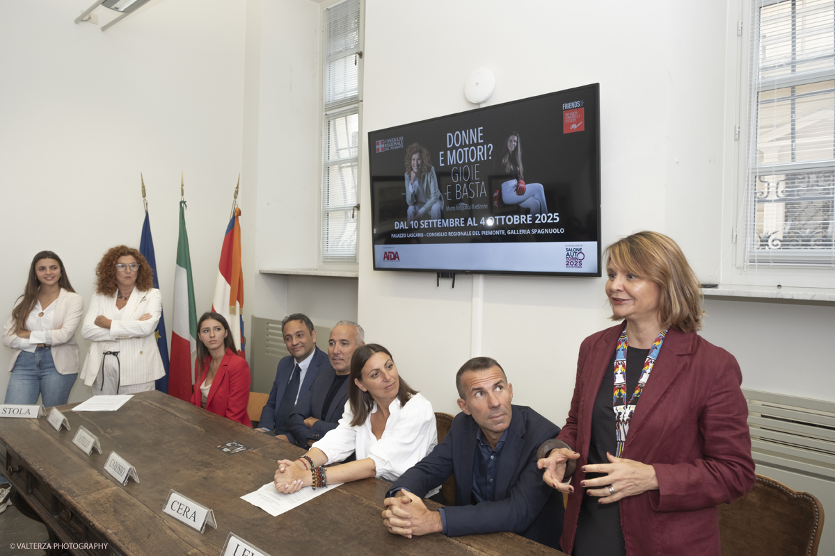 _DSF9653.jpg - 10/09/2025. Torino, Palazzo Lascaris. Apertura Mostra Donne e Motori? Gioie e Basta. Eleganza e bellezza di Donne e Auto.. Nella foto l'intervento di Elisabetta Cozzi - Presidente di Museo Fratelli Cozzi, Presidente di Associazione Friends of Museo Fratelli Cozzi, ideatrice della mostra fotografica "Donne e Motori? Gioie e Basta