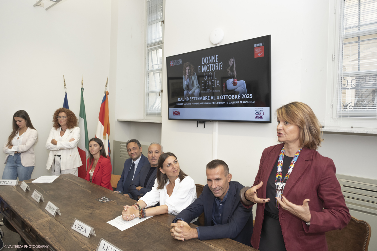 _DSF9656.jpg - 10/09/2025. Torino, Palazzo Lascaris. Apertura Mostra Donne e Motori? Gioie e Basta. Eleganza e bellezza di Donne e Auto.. Nella foto l'intervento di Elisabetta Cozzi - Presidente di Museo Fratelli Cozzi, Presidente di Associazione Friends of Museo Fratelli Cozzi, ideatrice della mostra fotografica "Donne e Motori? Gioie e Basta