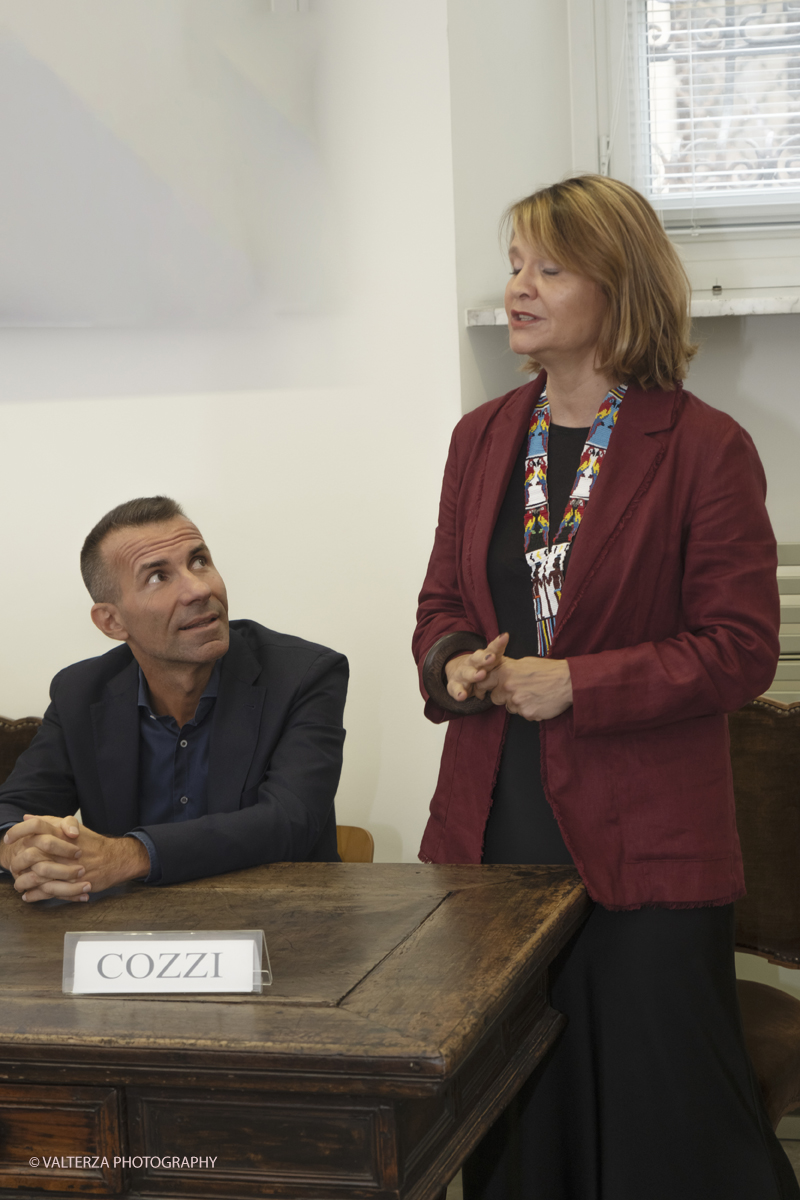 _DSF9667.jpg - 10/09/2025. Torino, Palazzo Lascaris. Apertura Mostra Donne e Motori? Gioie e Basta. Eleganza e bellezza di Donne e Auto.. Nella foto l'intervento di Elisabetta Cozzi - Presidente di Museo Fratelli Cozzi, Presidente di Associazione Friends of Museo Fratelli Cozzi, ideatrice della mostra fotografica "Donne e Motori? Gioie e Basta