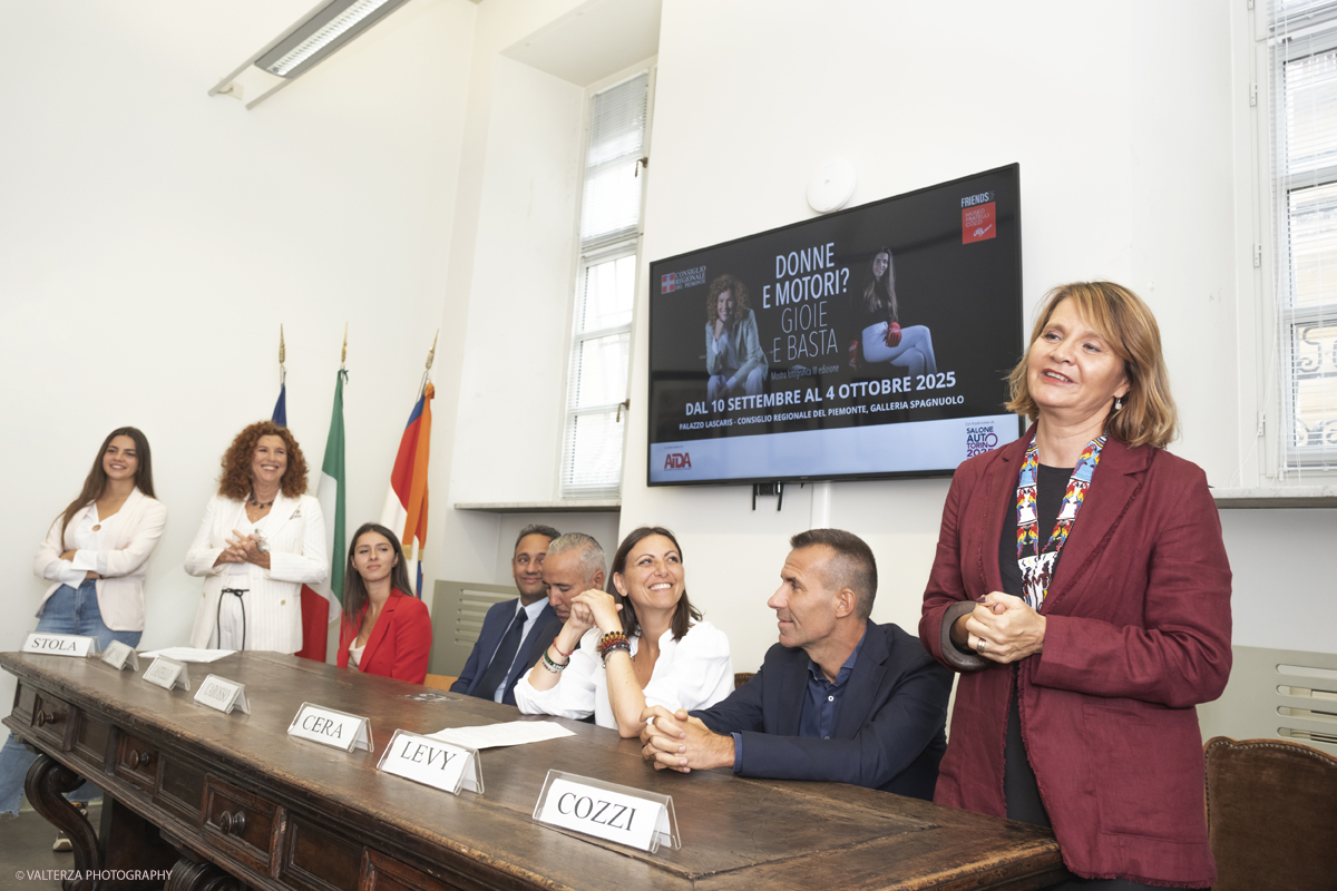 _DSF9678.jpg - 10/09/2025. Torino, Palazzo Lascaris. Apertura Mostra Donne e Motori? Gioie e Basta. Eleganza e bellezza di Donne e Auto.. Nella foto l'intervento di Elisabetta Cozzi - Presidente di Museo Fratelli Cozzi, Presidente di Associazione Friends of Museo Fratelli Cozzi, ideatrice della mostra fotografica "Donne e Motori? Gioie e Basta