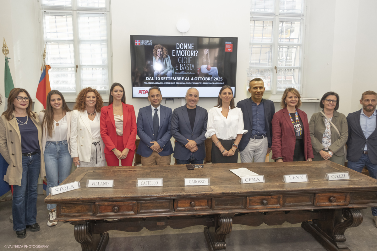_DSF9707.jpg - 10/09/2025. Torino, Palazzo Lascaris. Apertura Mostra Donne e Motori? Gioie e Basta. Eleganza e bellezza di Donne e Auto.. Nella foto gruppo ricordo dei relatori e dei rappresentanti delle istituzioni intervenuti