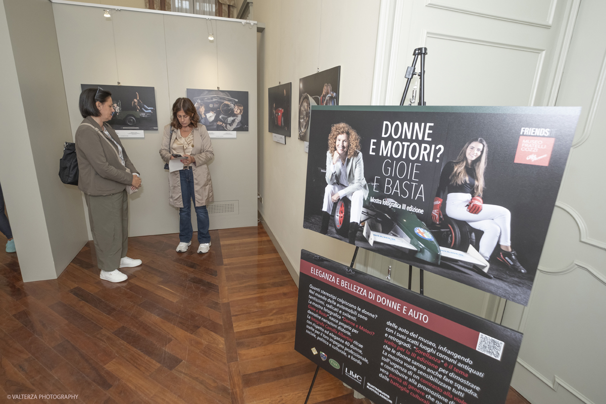 _DSF9718.jpg - 10/09/2025. Torino, Palazzo Lascaris. Apertura Mostra Donne e Motori? Gioie e Basta. Eleganza e bellezza di Donne e Auto.. Nella foto in visita alla mostra