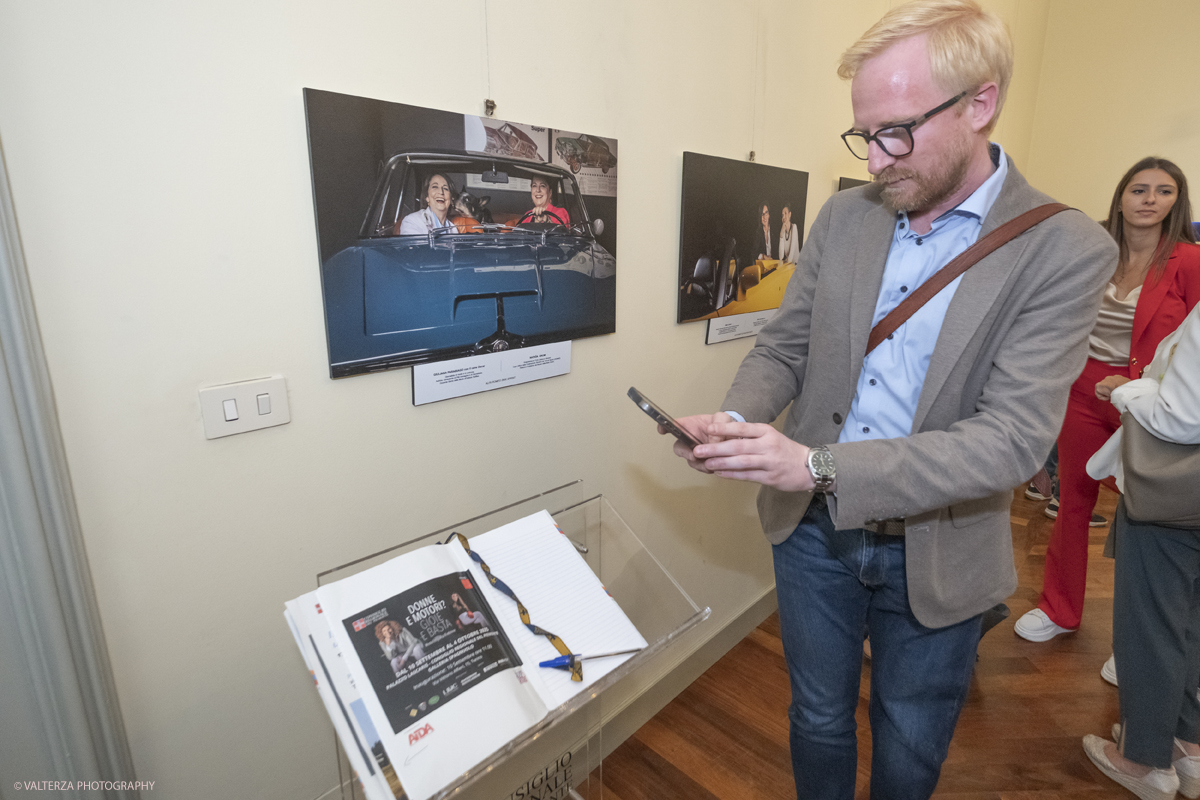 _DSF9746.jpg - 10/09/2025. Torino, Palazzo Lascaris. Apertura Mostra Donne e Motori? Gioie e Basta. Eleganza e bellezza di Donne e Auto.. Nella foto in visita alla mostra