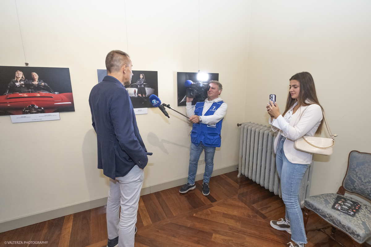 _DSF9766.jpg - 10/09/2025. Torino, Palazzo Lascaris. Apertura Mostra Donne e Motori? Gioie e Basta. Eleganza e bellezza di Donne e Auto.. Nella foto intervista televisiva ad Andrea Levy filmaot da Federica Levy