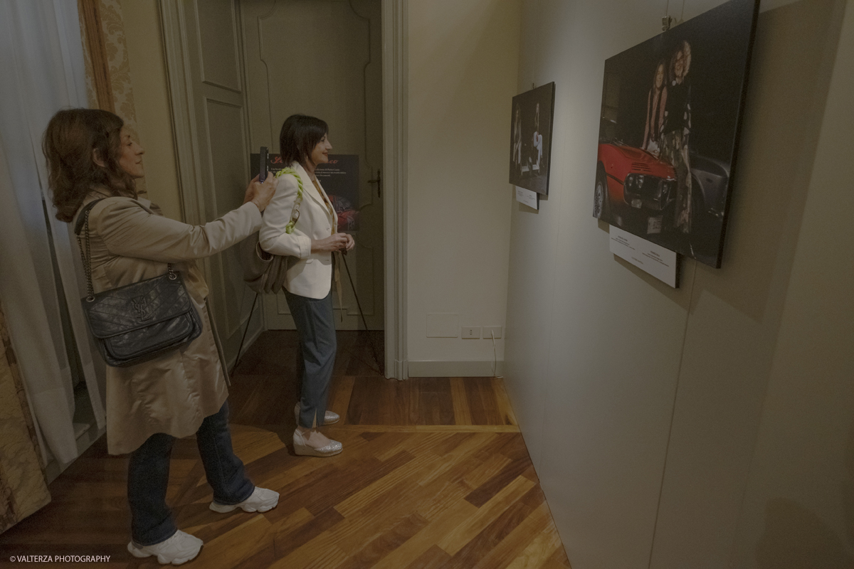 _DSF9788.jpg - 10/09/2025. Torino, Palazzo Lascaris. Apertura Mostra Donne e Motori? Gioie e Basta. Eleganza e bellezza di Donne e Auto.. Nella foto in visita alla mostra