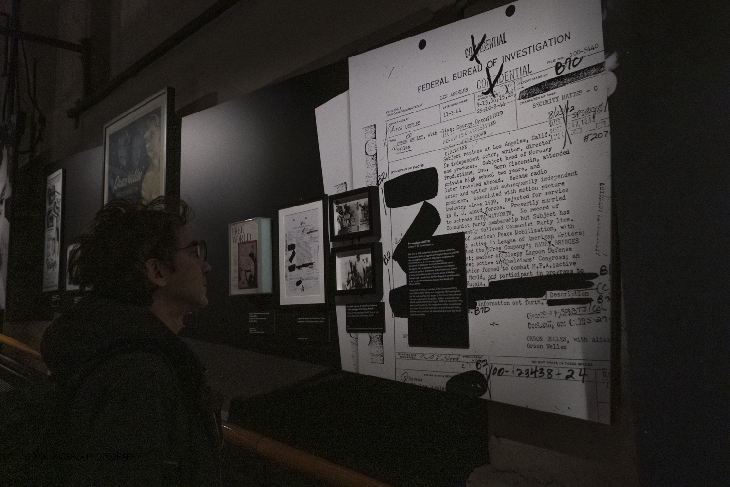 _DSF8826.jpg - 31/03/2026. Torino. Mostra My Name is Orson Welle, la mostra ripercorre la vita e la carriera del grande regista attraverso fotografie, documenti dâ€™archivio, disegni, manifesti, materiali audiovisivi e installazioni. Nella foto documentazione afferente alla alla terza delle cinque aree tematiche della mostra  1942 Lâ€™inizio dei guai