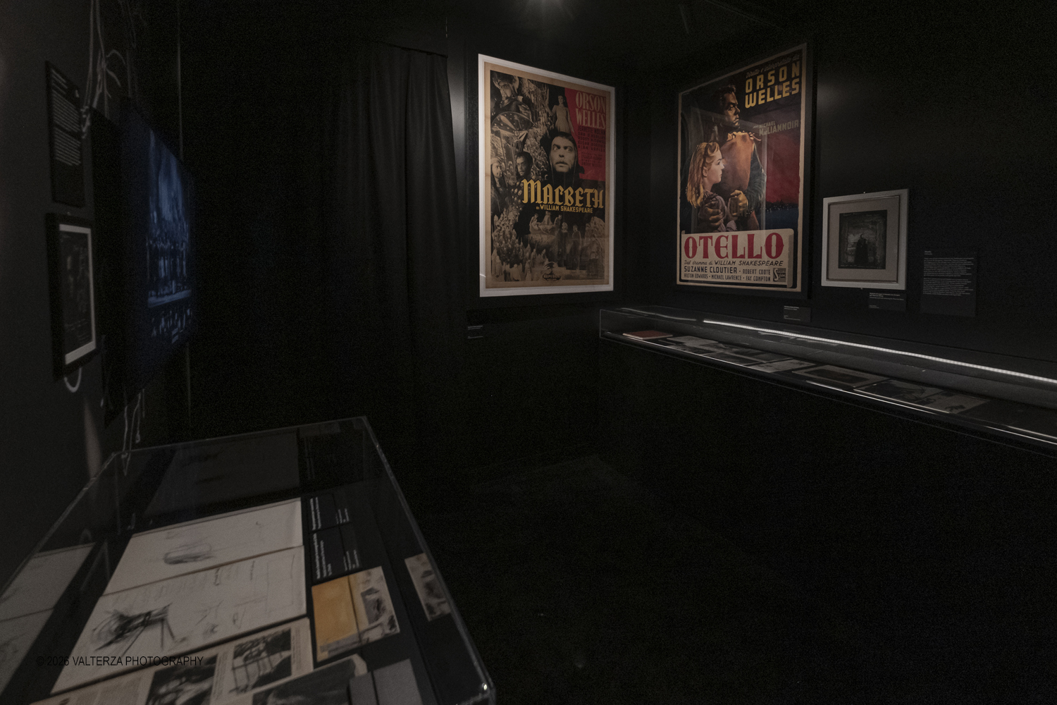 _DSF9093.jpg - 31/03/2026. Torino. Mostra My Name is Orson Welle, la mostra ripercorre la vita e la carriera del grande regista attraverso fotografie, documenti dâ€™archivio, disegni, manifesti, materiali audiovisivi e installazioni. Nella foto documentazione afferente alla alla quinta delle cinque aree tematiche della mostra  1969-1985 Un re senza regno