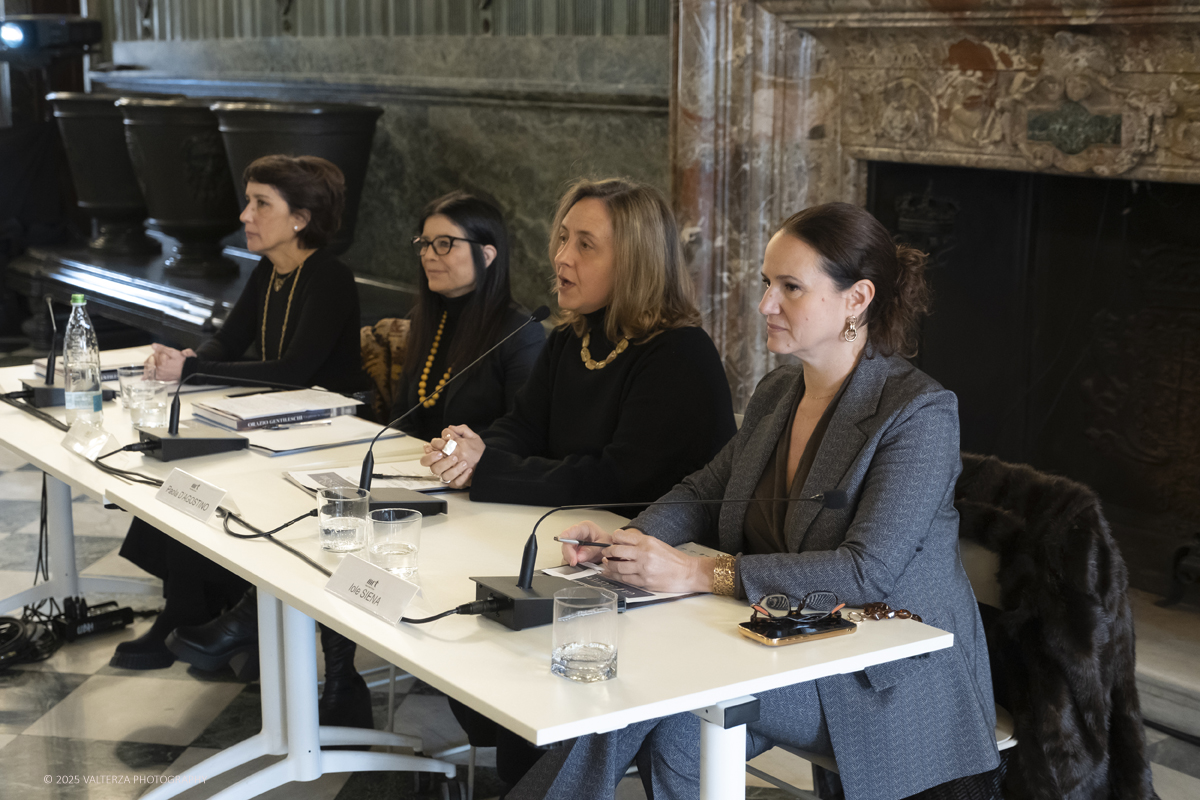 _DSF0048.jpg - 22/11720'25. Torino. Dal 22 novembre 2025 al 3 maggio 2026, le Sale Chiablese dei Musei Reali di Torino ospitano una mostra dedicata a Orazio Gentileschi (Pisa, 1563 â€“ Londra, 1639), uno dei piÃ¹ importanti artisti italiani del Seicento, la cui straordinaria qualitÃ  pittorica fu premiata da un successo in vita pari a quello di Caravaggio, Rubens e Van Dyck. Nella foto il tavolo delle relatrici Paola D'Agostino Direttrice Musei Reali di Torino , Iole Siena presidente di Arthemisia, Anna Maria Bava e Gelsomina Spione curatrici