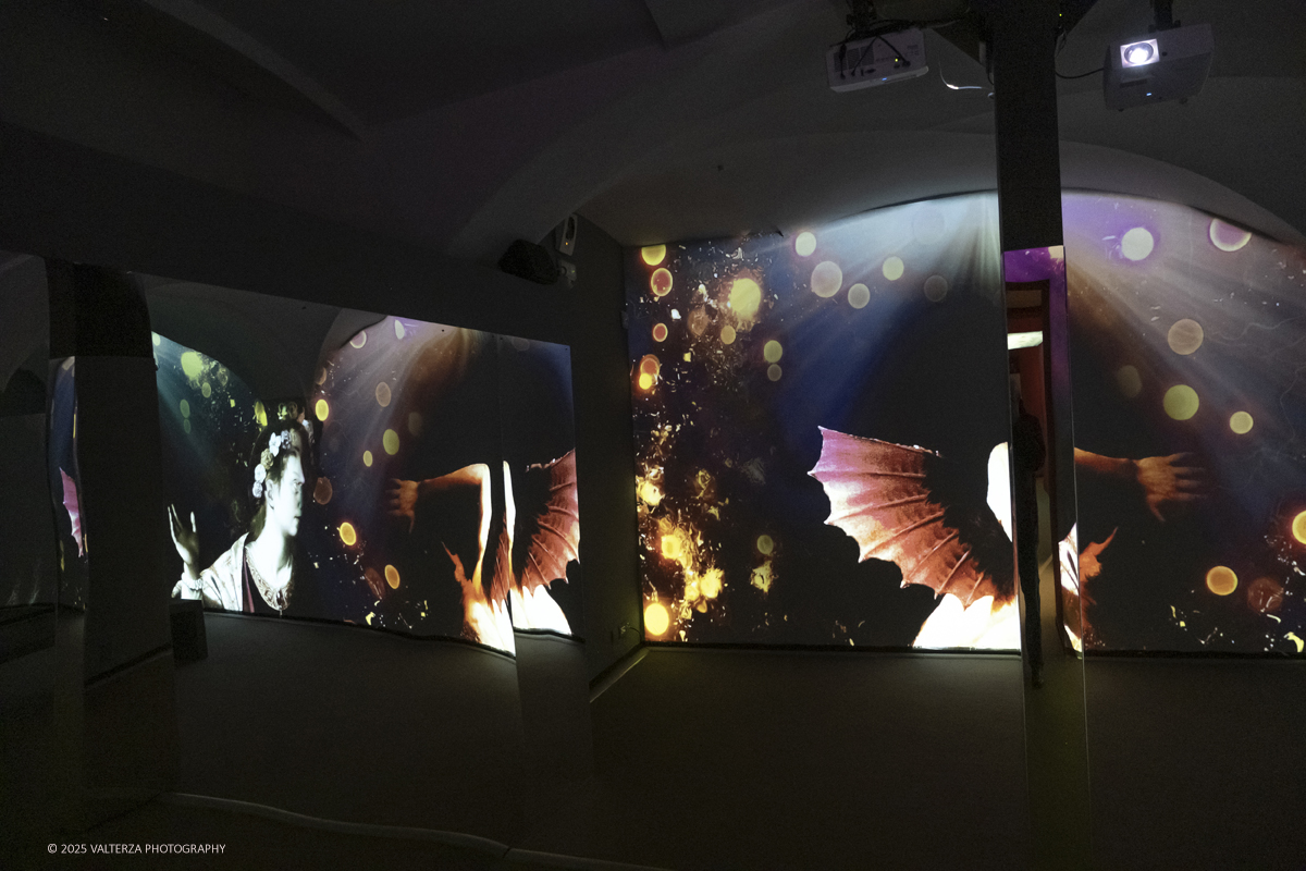 _DSF0291.jpg - 22/11720'25. Torino. Dal 22 novembre 2025 al 3 maggio 2026, le Sale Chiablese dei Musei Reali di Torino ospitano una mostra dedicata a Orazio Gentileschi (Pisa, 1563 â€“ Londra, 1639), uno dei piÃ¹ importanti artisti italiani del Seicento, la cui straordinaria qualitÃ  pittorica fu premiata da un successo in vita pari a quello di Caravaggio, Rubens e Van Dyck. Nella foto installazione video