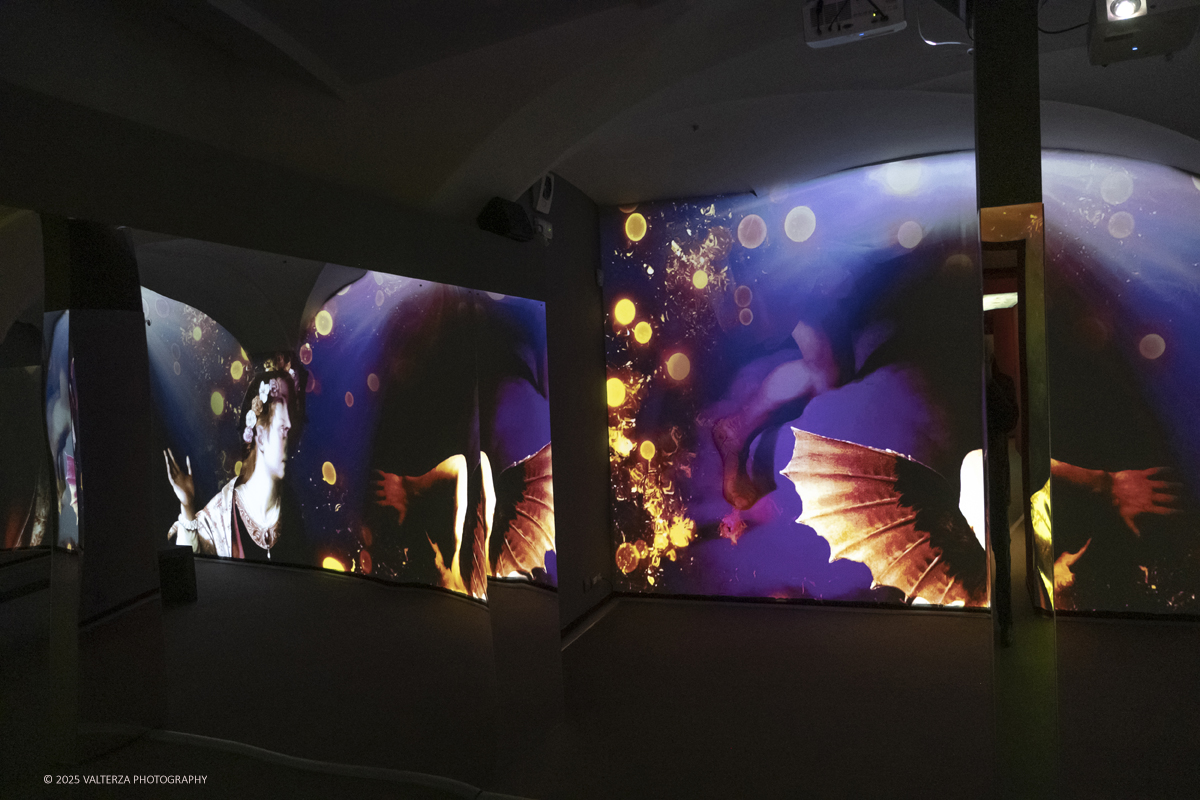 _DSF0293.jpg - 22/11720'25. Torino. Dal 22 novembre 2025 al 3 maggio 2026, le Sale Chiablese dei Musei Reali di Torino ospitano una mostra dedicata a Orazio Gentileschi (Pisa, 1563 â€“ Londra, 1639), uno dei piÃ¹ importanti artisti italiani del Seicento, la cui straordinaria qualitÃ  pittorica fu premiata da un successo in vita pari a quello di Caravaggio, Rubens e Van Dyck. Nella foto installazione video