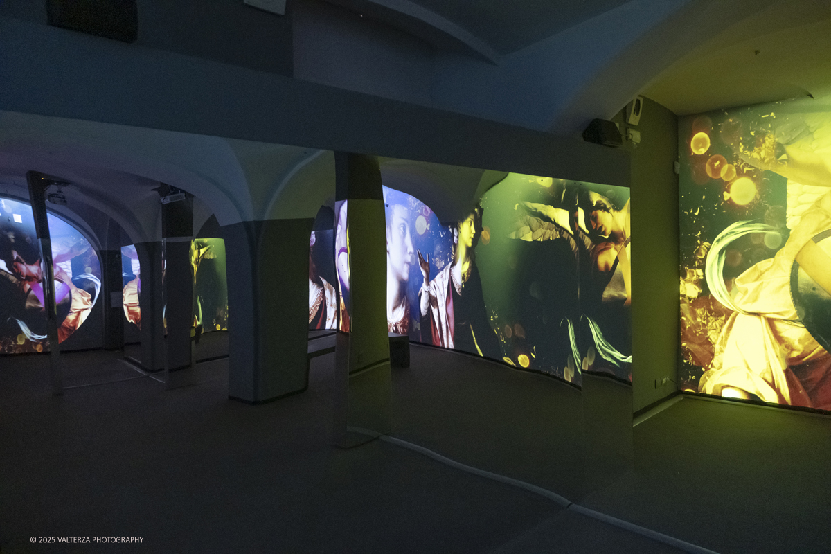 _DSF0298.jpg - 22/11720'25. Torino. Dal 22 novembre 2025 al 3 maggio 2026, le Sale Chiablese dei Musei Reali di Torino ospitano una mostra dedicata a Orazio Gentileschi (Pisa, 1563 â€“ Londra, 1639), uno dei piÃ¹ importanti artisti italiani del Seicento, la cui straordinaria qualitÃ  pittorica fu premiata da un successo in vita pari a quello di Caravaggio, Rubens e Van Dyck. Nella foto installazione video