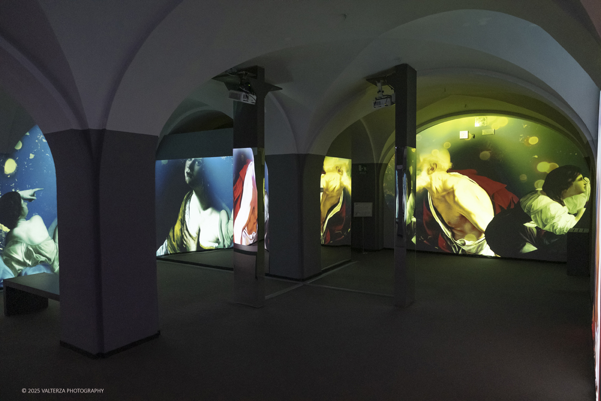 _DSF0304.jpg - 22/11720'25. Torino. Dal 22 novembre 2025 al 3 maggio 2026, le Sale Chiablese dei Musei Reali di Torino ospitano una mostra dedicata a Orazio Gentileschi (Pisa, 1563 â€“ Londra, 1639), uno dei piÃ¹ importanti artisti italiani del Seicento, la cui straordinaria qualitÃ  pittorica fu premiata da un successo in vita pari a quello di Caravaggio, Rubens e Van Dyck. Nella foto installazione video