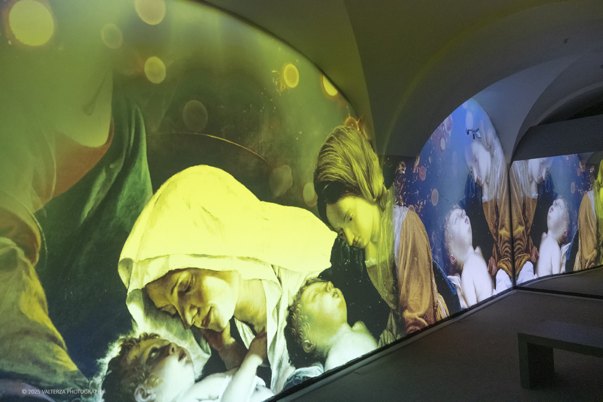 _DSF0314.jpg - 22/11720'25. Torino. Dal 22 novembre 2025 al 3 maggio 2026, le Sale Chiablese dei Musei Reali di Torino ospitano una mostra dedicata a Orazio Gentileschi (Pisa, 1563 â€“ Londra, 1639), uno dei piÃ¹ importanti artisti italiani del Seicento, la cui straordinaria qualitÃ  pittorica fu premiata da un successo in vita pari a quello di Caravaggio, Rubens e Van Dyck. Nella foto installazione video