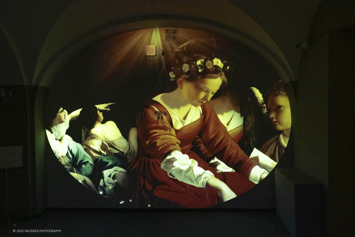_DSF0320.jpg - 22/11720'25. Torino. Dal 22 novembre 2025 al 3 maggio 2026, le Sale Chiablese dei Musei Reali di Torino ospitano una mostra dedicata a Orazio Gentileschi (Pisa, 1563 â€“ Londra, 1639), uno dei piÃ¹ importanti artisti italiani del Seicento, la cui straordinaria qualitÃ  pittorica fu premiata da un successo in vita pari a quello di Caravaggio, Rubens e Van Dyck. Nella foto installazione video