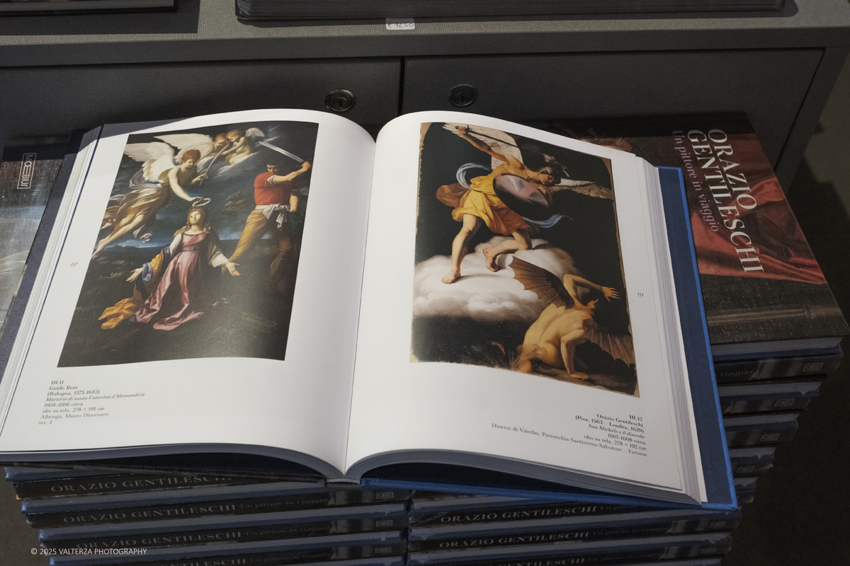 _DSF0449.jpg - 22/11720'25. Torino. Dal 22 novembre 2025 al 3 maggio 2026, le Sale Chiablese dei Musei Reali di Torino ospitano una mostra dedicata a Orazio Gentileschi (Pisa, 1563 â€“ Londra, 1639), uno dei piÃ¹ importanti artisti italiani del Seicento, la cui straordinaria qualitÃ  pittorica fu premiata da un successo in vita pari a quello di Caravaggio, Rubens e Van Dyck. Nella foto  il catalogo al bookshop