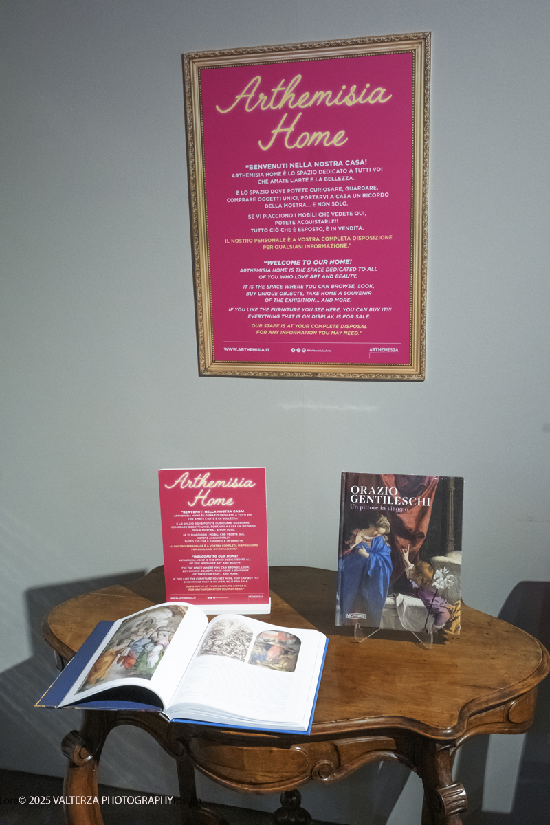 _DSF0459.jpg - 22/11720'25. Torino. Dal 22 novembre 2025 al 3 maggio 2026, le Sale Chiablese dei Musei Reali di Torino ospitano una mostra dedicata a Orazio Gentileschi (Pisa, 1563 â€“ Londra, 1639), uno dei piÃ¹ importanti artisti italiani del Seicento, la cui straordinaria qualitÃ  pittorica fu premiata da un successo in vita pari a quello di Caravaggio, Rubens e Van Dyck. Nella foto il catalogo al bookshop