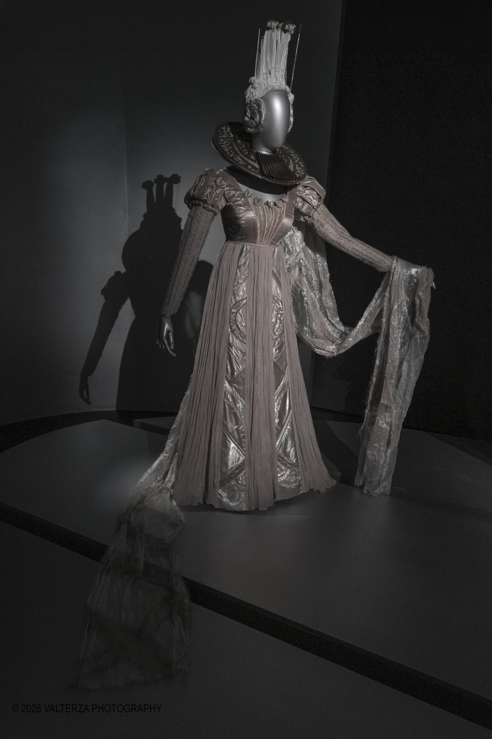 _DSF9358.jpg - 17/04/2026. Torino.  In mostra abiti che hanno definito l'immagine delle regine nel cinema e nel teatro. Nella foto Costume di Gabriella Pescucci, indossato da Valentina Cortese, nel ruolo di Ariadne regina della Luna, film 'Le Avventure del Barone di Munchausen', 1988