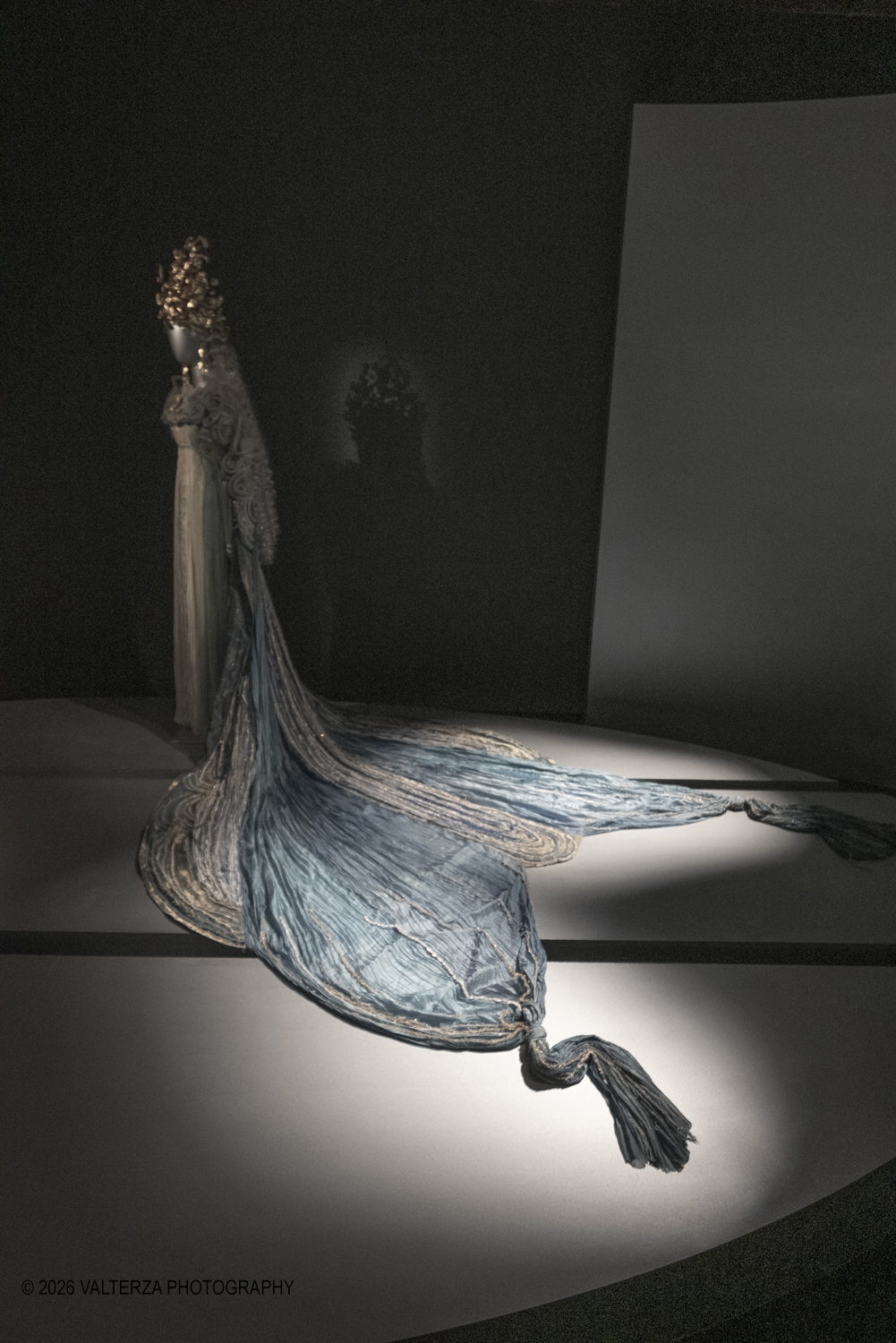_DSF9359.jpg - 17/04/2026. Torino.  In mostra abiti che hanno definito l'immagine delle regine nel cinema e nel teatro. Nella foto Costume di Gabriella Pescucci, indossato da Michelle Pfeiffer nel ruolo di Titania regina delle fate, film 'Sogno di una notte di mezza estate', 1999