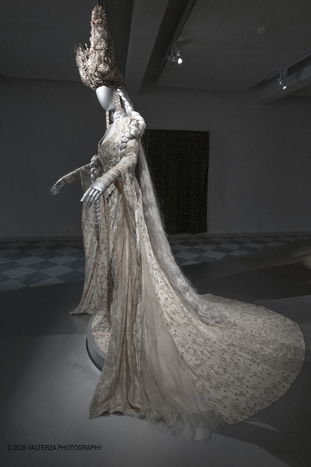 _DSF9376.jpg - 17/04/2026. Torino.  In mostra abiti che hanno definito l'immagine delle regine nel cinema e nel teatro. Nella foto Costume di Gabriella Pescucci e Carlo Poggioli, indossato da Monica Bellucci, nel ruolo della Regina degli specchi, film 'I fratelli Grimm e lâ€™incantevole Strega', 2005