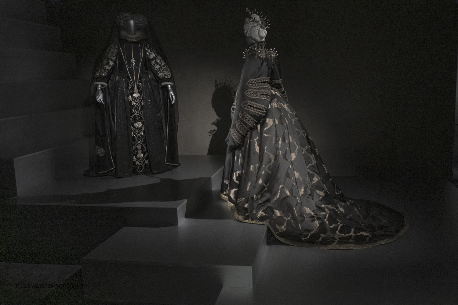 _DSF9382.jpg - 17/04/2026. Torino.  In mostra abiti che hanno definito l'immagine delle regine nel cinema e nel teatro. Nella foto la Regina Madre e la Regina di Selvascura provenienti dal mondo delle fiabe del "Cunto de li Cunti" l'abito della Regina Selvascura/Salma Hayek venne creato da Massimo Cantini Parini (2015