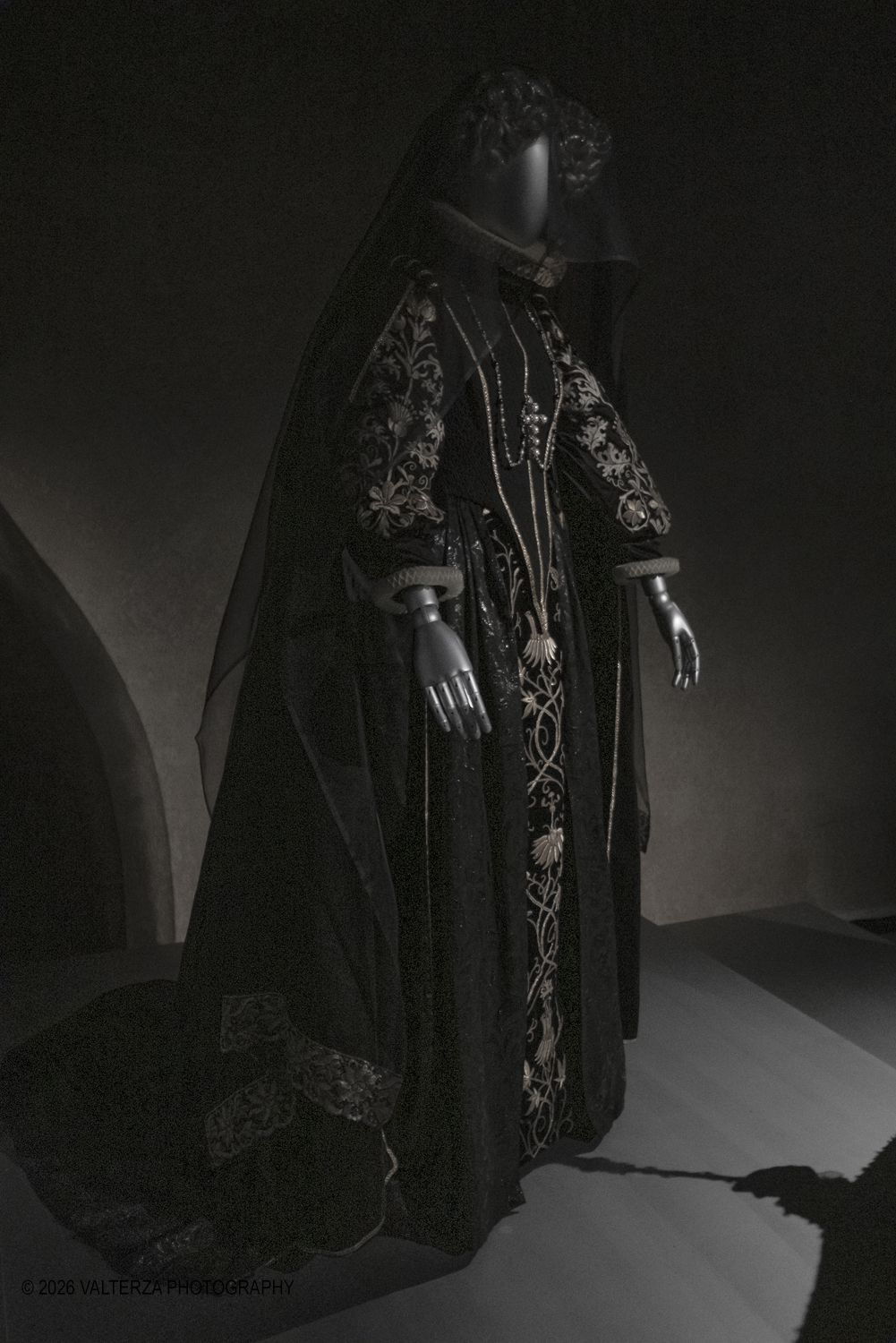 _DSF9399.jpg - 17/04/2026. Torino.  In mostra abiti che hanno definito l'immagine delle regine nel cinema e nel teatro. Nella foto la Regina di Selvascura provenienti dal mondo delle fiabe del "Cunto de li Cunti" l'abito della Regina Selvascura/Salma Hayek venne creato da Massimo Cantini Parini (2015