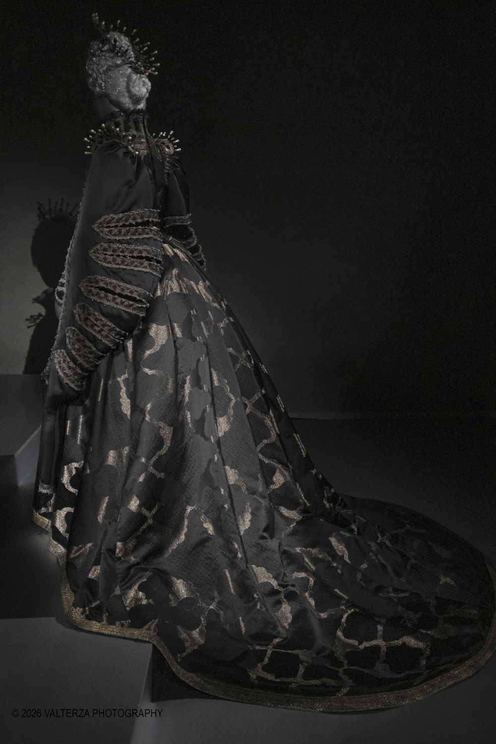_DSF9402.jpg - 17/04/2026. Torino.  In mostra abiti che hanno definito l'immagine delle regine nel cinema e nel teatro. Nella foto la Regina Madre della Regina di Selvascura provenienti dal mondo delle fiabe del "Cunto de li Cunti"
