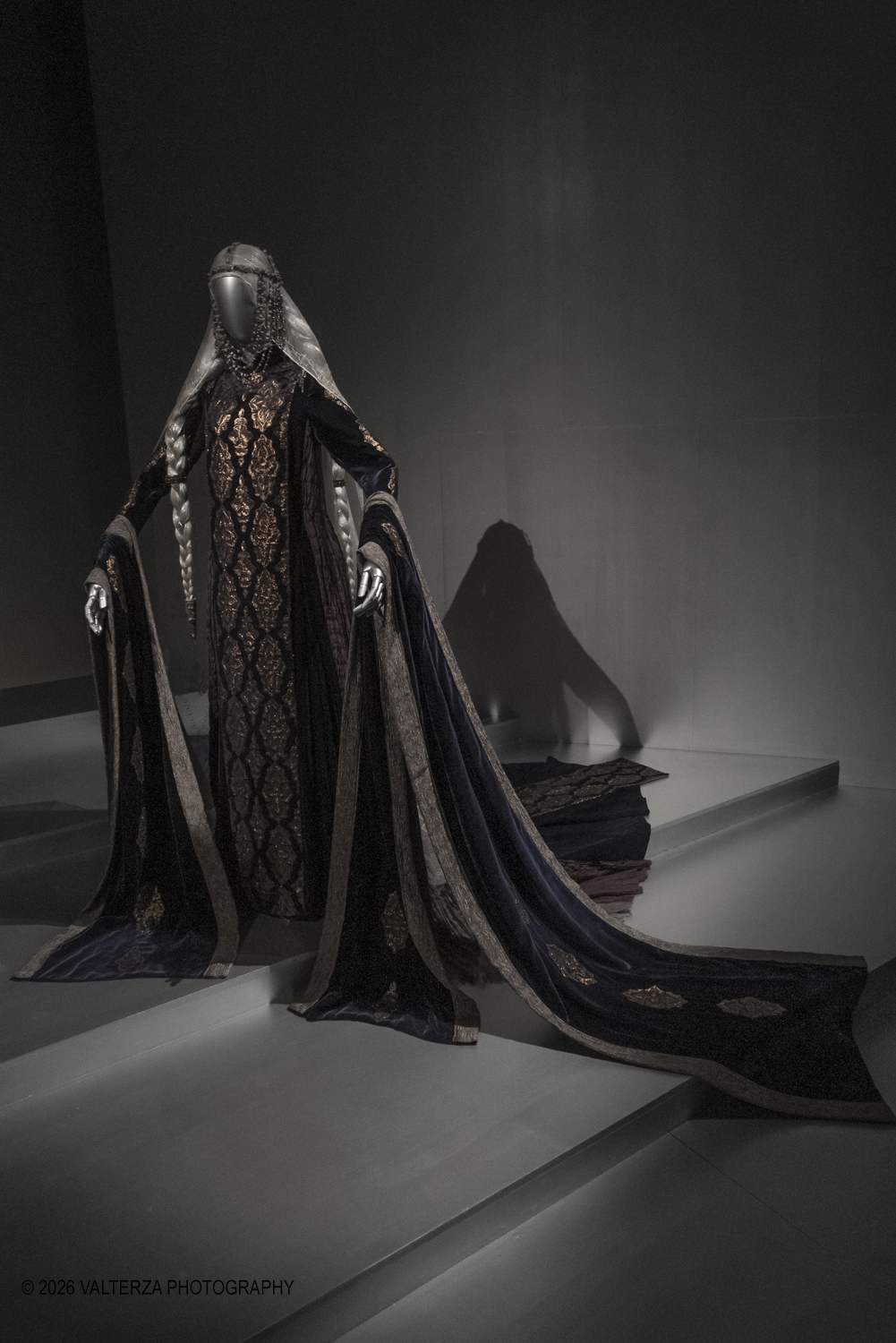 _DSF9419.jpg - 17/04/2026. Torino.  In mostra abiti che hanno definito l'immagine delle regine nel cinema e nel teatro. Nella foto Gertrude Regina della Danimarca attrice Naomi Watts film Ophelia , 2018