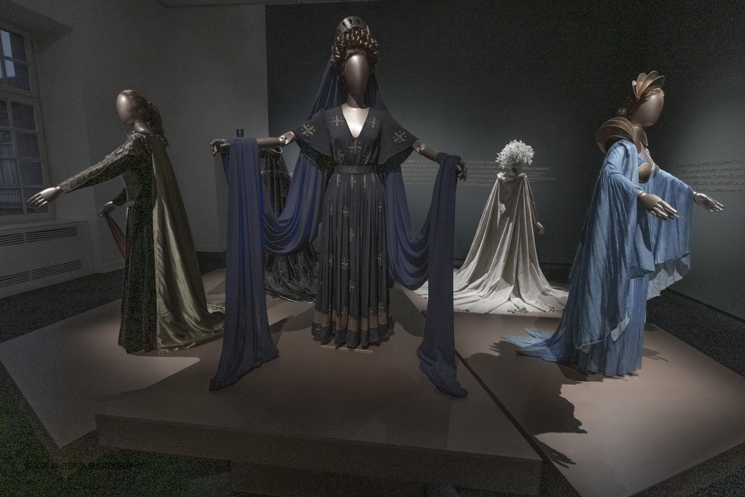 _DSF9465.jpg - 17/04/2026. Torino.  In mostra abiti che hanno definito l'immagine delle regine nel cinema e nel teatro. Nella foto sala dedicata al tema del  Mito, nella sala compaiono  Medea, Persefone Regina degli Inferi, Giocasta , Clitennestra e Didone Rispettivamente Regine di Tebe, Micene e Cartagine