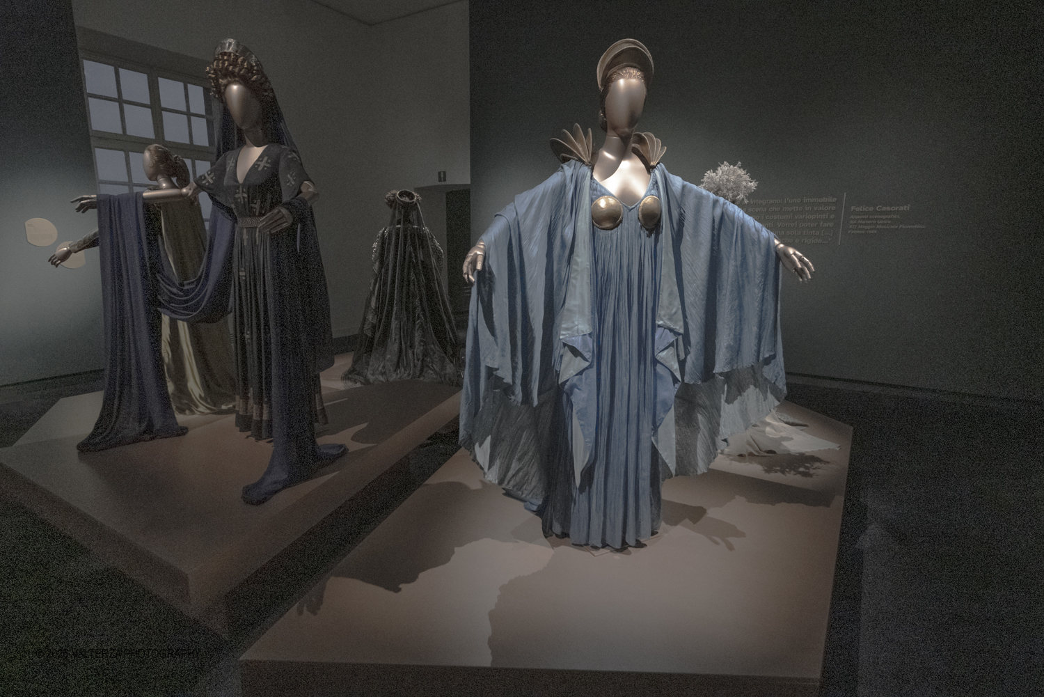 _DSF9469.jpg - 17/04/2026. Torino.  In mostra abiti che hanno definito l'immagine delle regine nel cinema e nel teatro. Nella foto sala dedicata al tema del  Mito, nella sala compaiono  Medea, Persefone Regina degli Inferi, Giocasta , Clitennestra e Didone Rispettivamente Regine di Tebe, Micene e Cartagine