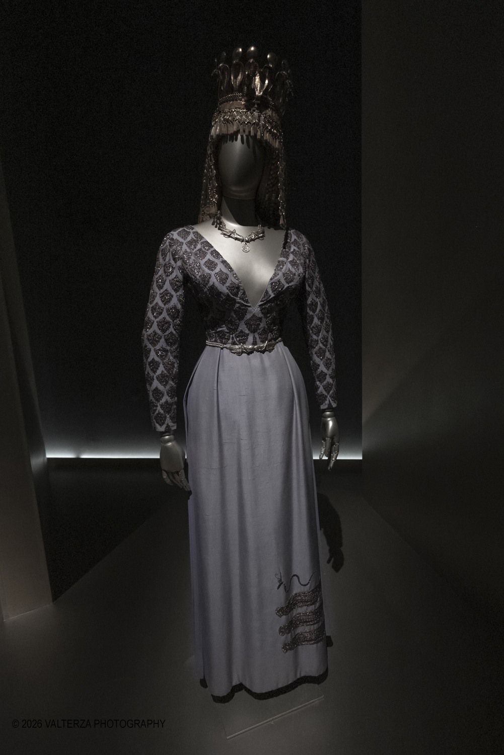 _DSF9539.jpg - 17/04/2026. Torino.  In mostra abiti che hanno definito l'immagine delle regine nel cinema e nel teatro. Nella foto parte dell'allestimento destinato al tema "Reinventare il passato"