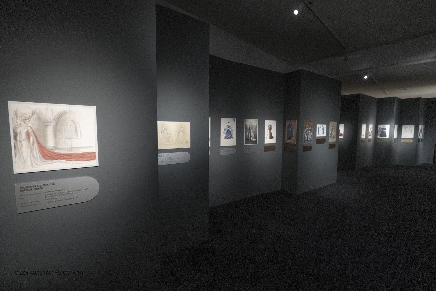 _DSF9655.jpg - 17/04/2026. Torino.  In mostra abiti che hanno definito l'immagine delle regine nel cinema e nel teatro. Nella foto collezione di disegni di abiti in esposizione