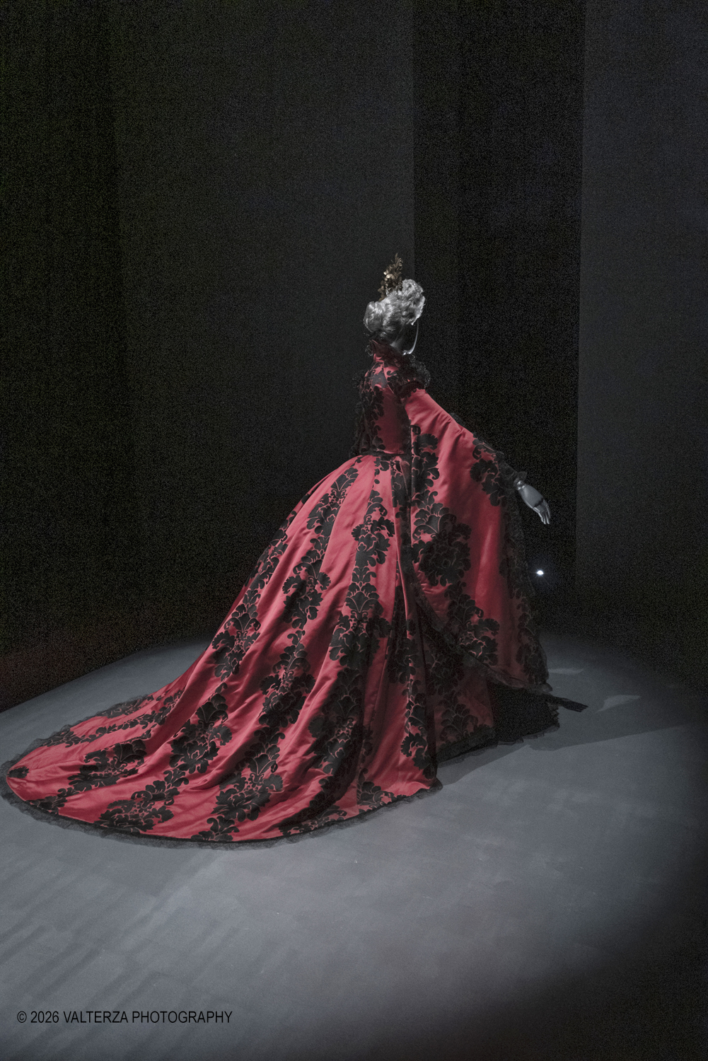 _DSF9679.jpg - 17/04/2026. Torino.  In mostra abiti che hanno definito l'immagine delle regine nel cinema e nel teatro. Nella foto Costume di Massimo Cantini Parrini, Sartoria Tirelli nel 2014, indossato da Salma Hayek nel ruolo della regina di Selvascura, film 'Il racconto dei racconti' di Matteo Garrone 2015