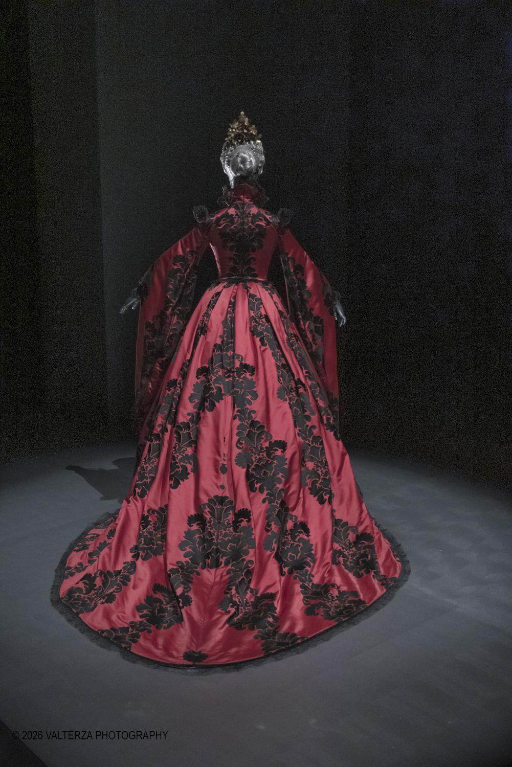 _DSF9685.jpg - 17/04/2026. Torino.  In mostra abiti che hanno definito l'immagine delle regine nel cinema e nel teatro. Nella foto Costume di Massimo Cantini Parrini, Sartoria Tirelli nel 2014, indossato da Salma Hayek nel ruolo della regina di Selvascura, film 'Il racconto dei racconti' di Matteo Garrone 2015