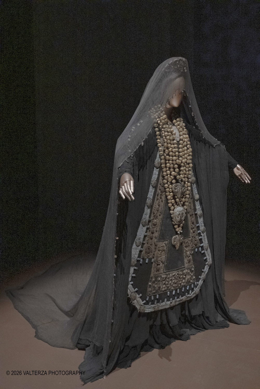 _DSF9692.jpg - 17/04/2026. Torino.  In mostra abiti che hanno definito l'immagine delle regine nel cinema e nel teatro. Nella foto Costume di Arnaldo Pomodoro, indossato da Rossella Falk nel ruolo di Clitemnestra regina di Micene, spettacolo teatrale 'Oreste' di Vittorio Alfieri, Roma, Teatro Argentina, 1993
