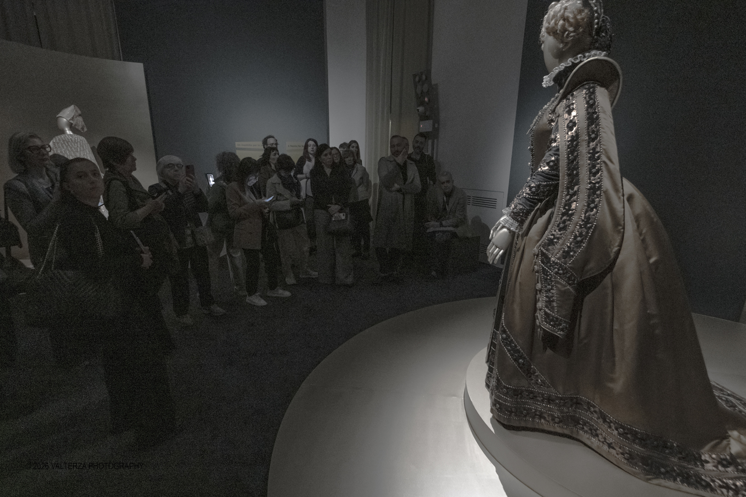 _DSF9719.jpg - 17/04/2026. Torino.  In mostra abiti che hanno definito l'immagine delle regine nel cinema e nel teatro. Nella foto visita di gruppo guidata alla mostra