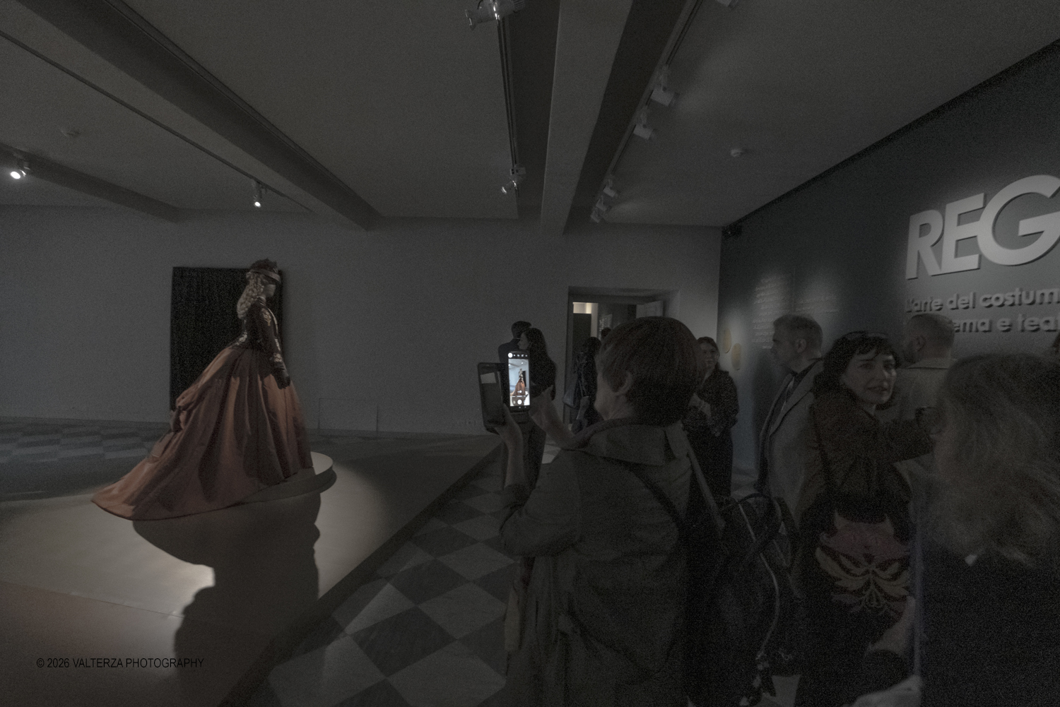 _DSF9727.jpg - 17/04/2026. Torino.  In mostra abiti che hanno definito l'immagine delle regine nel cinema e nel teatro. Nella foto visita di gruppo guidata alla mostra