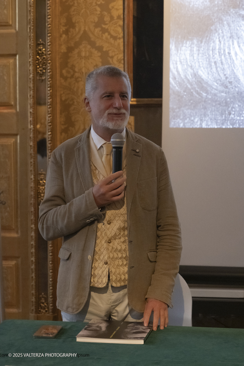 DSCF0021.jpg - 17/09/2025. Torino. Tintoretto è stato fondativo per la formazione artistica di Vedova e la mostra sottolinea l'impeto e la forza dell'articolato rapporto che lega i due artisti. Nella foto Giovanni Carlo Federico Villa Direttore di Palazzo Madama e Curatore della Mostra