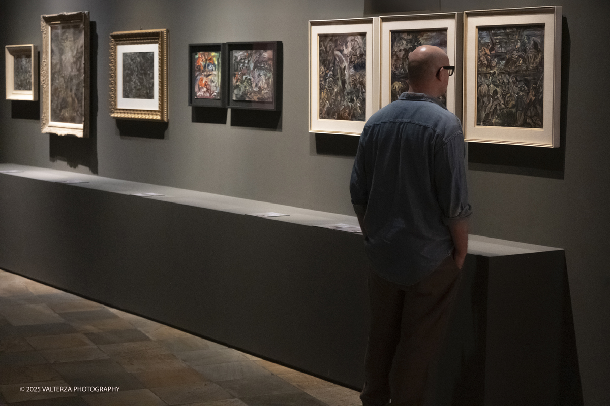 DSCF0152.jpg - 17/09/2025. Torino. Tintoretto Ã¨ stato fondativo per la formazione artistica di Vedova e la mostra sottolinea l'impeto e la forza dell'articolato rapporto che lega i due artisti. Nella foto in visita alla mostra.