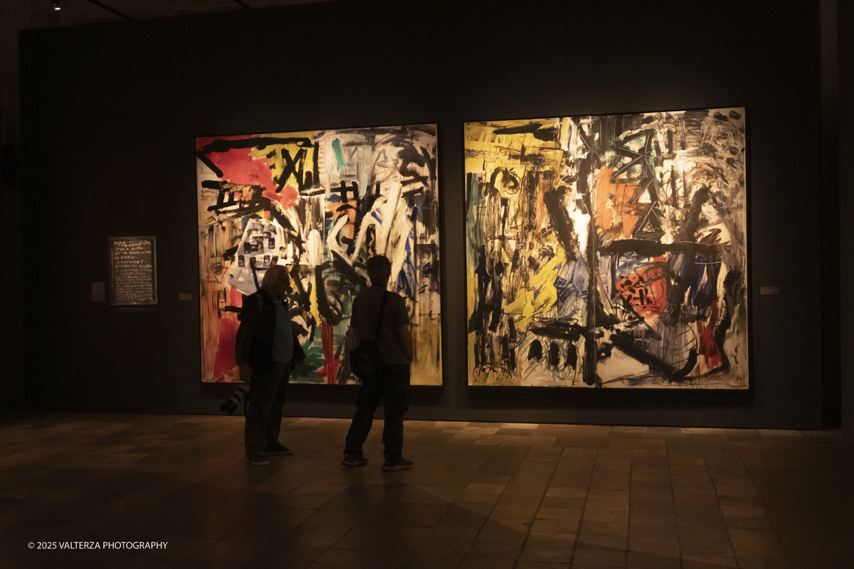 _DSF0030.jpg - 17/09/2025. Torino. Tintoretto Ã¨ stato fondativo per la formazione artistica di Vedova e la mostra sottolinea l'impeto e la forza dell'articolato rapporto che lega i due artisti. Nella foto in visita alla mostra.