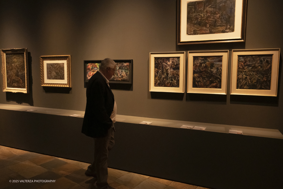 _DSF9836.jpg - 17/09/2025. Torino. Tintoretto Ã¨ stato fondativo per la formazione artistica di Vedova e la mostra sottolinea l'impeto e la forza dell'articolato rapporto che lega i due artisti. Nella foto in visita alla mostra.