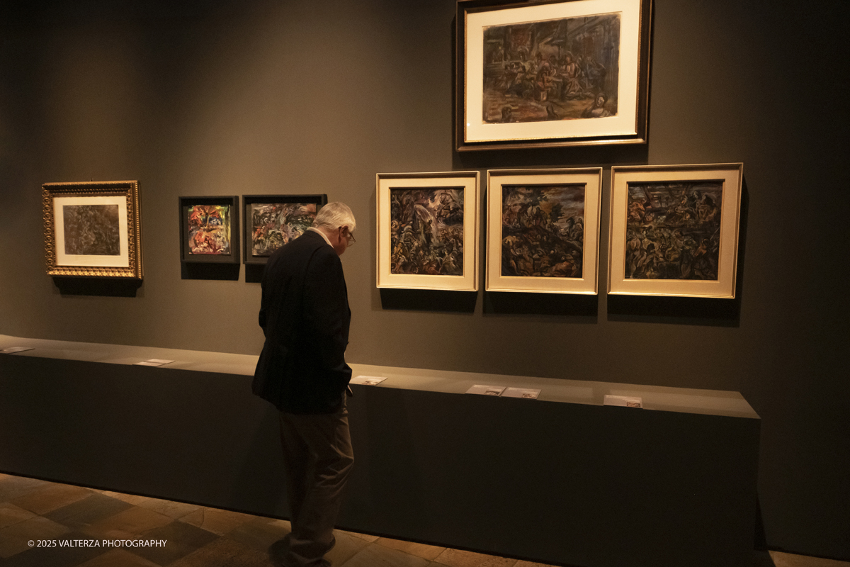 _DSF9837.jpg - 17/09/2025. Torino. Tintoretto Ã¨ stato fondativo per la formazione artistica di Vedova e la mostra sottolinea l'impeto e la forza dell'articolato rapporto che lega i due artisti. Nella foto in visita alla mostra.