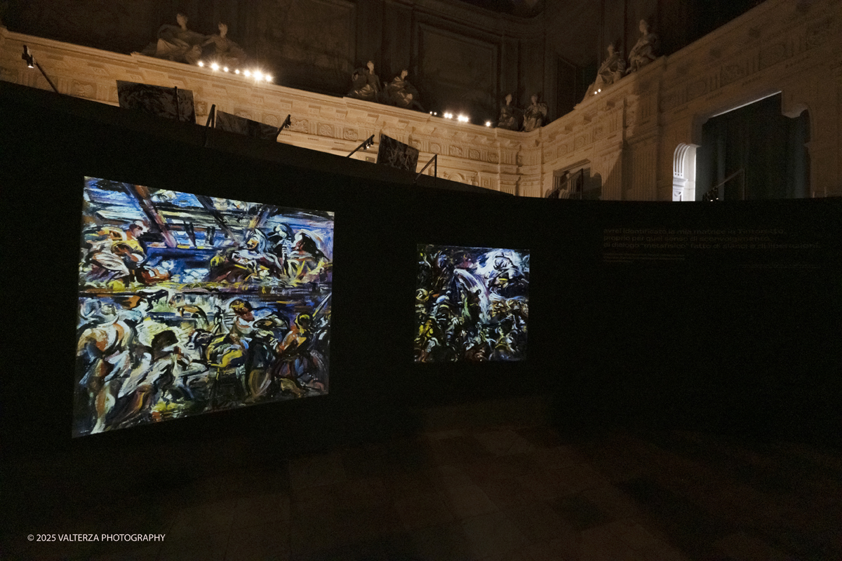 _DSF9896.jpg - 17/09/2025. Torino. Tintoretto è stato fondativo per la formazione artistica di Vedova e la mostra sottolinea l'impeto e la forza dell'articolato rapporto che lega i due artisti. Nella Foto installazione audiovisiva all'ingresso della mostra
