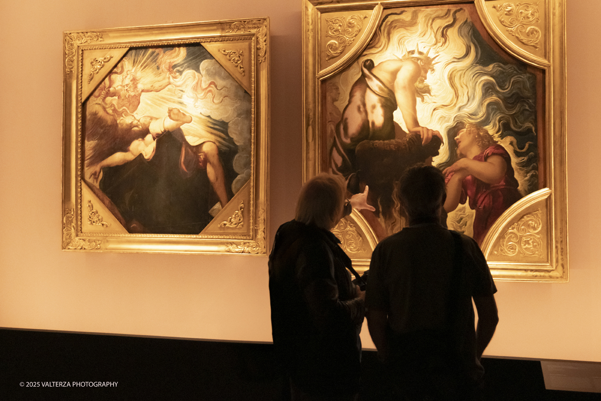 _DSF9963.jpg - 17/09/2025. Torino. Tintoretto Ã¨ stato fondativo per la formazione artistica di Vedova e la mostra sottolinea l'impeto e la forza dell'articolato rapporto che lega i due artisti. Nella foto in visita alla mostra.