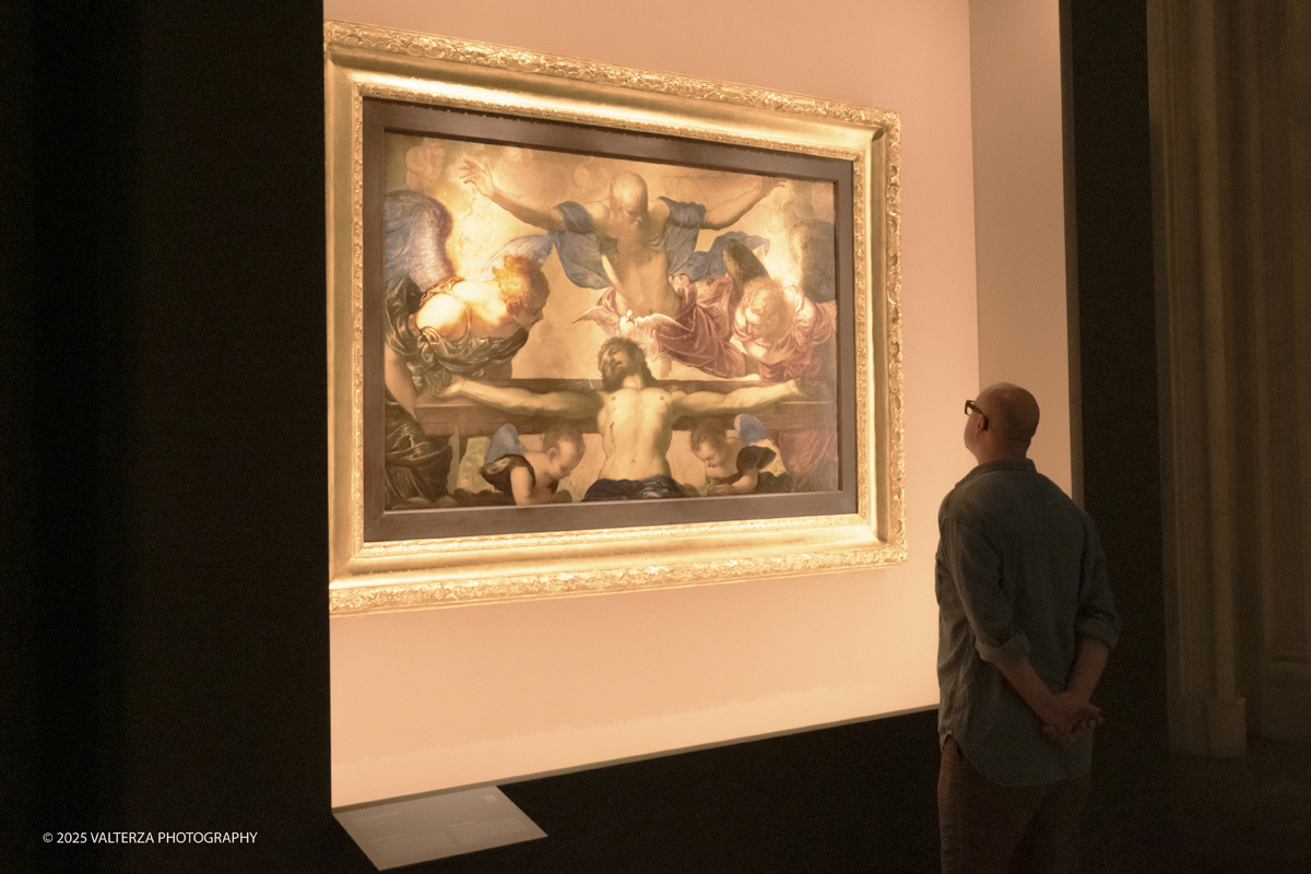 _DSF9967.jpg - 17/09/2025. Torino. Tintoretto Ã¨ stato fondativo per la formazione artistica di Vedova e la mostra sottolinea l'impeto e la forza dell'articolato rapporto che lega i due artisti. Nella foto in visita alla mostra.