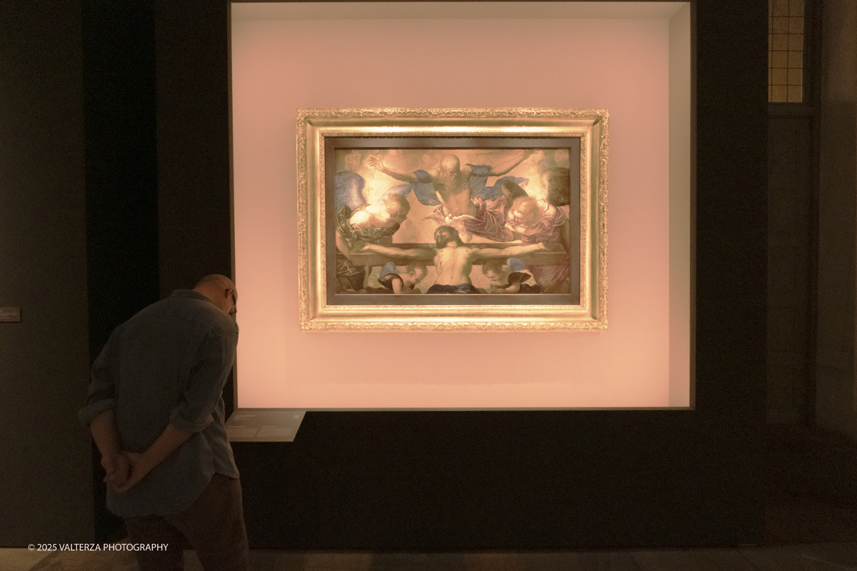 _DSF9969.jpg - 17/09/2025. Torino. Tintoretto Ã¨ stato fondativo per la formazione artistica di Vedova e la mostra sottolinea l'impeto e la forza dell'articolato rapporto che lega i due artisti. Nella foto in visita alla mostra.