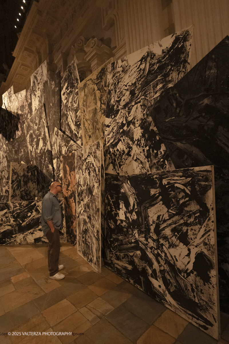 _DSF9996.jpg - 17/09/2025. Torino. Tintoretto Ã¨ stato fondativo per la formazione artistica di Vedova e la mostra sottolinea l'impeto e la forza dell'articolato rapporto che lega i due artisti. Nella foto in visita alla mostra.