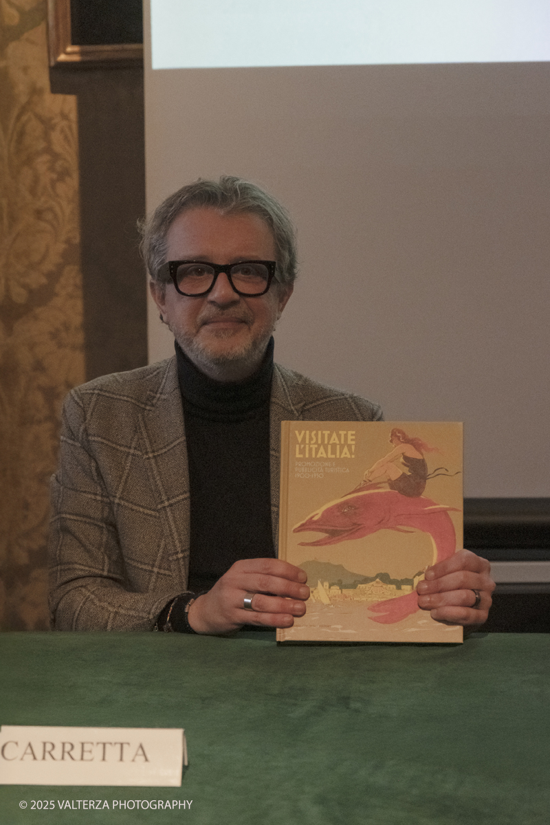_DSF6017.jpg - Italy, February 12, 2025. Palazzo Madama â€“ Museo Civico d'Arte Antica di Torino presents the exhibition â€œVisitate lâ€™Italia! Promozione e PubblicitÃ  Turistica 1900-1950â€�, an unpublished story on the history of Italian tourism promotion. Councilor Domenico Carretta with the catalogue