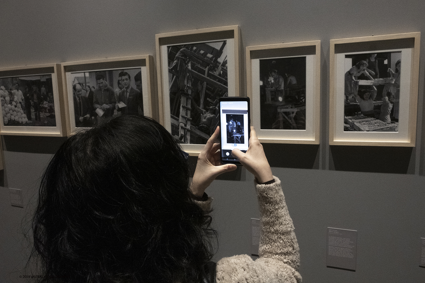 _DSF8203.jpg - 14-03-2019. Torino. Alla GAM,come eravamo. L'Italia del dopoguerra che si rimette in piedi ed il mondo del lavoro. Nella foto una visitatrice della mostra ed alcune delle foto di Ando Gilardi in esposizione.