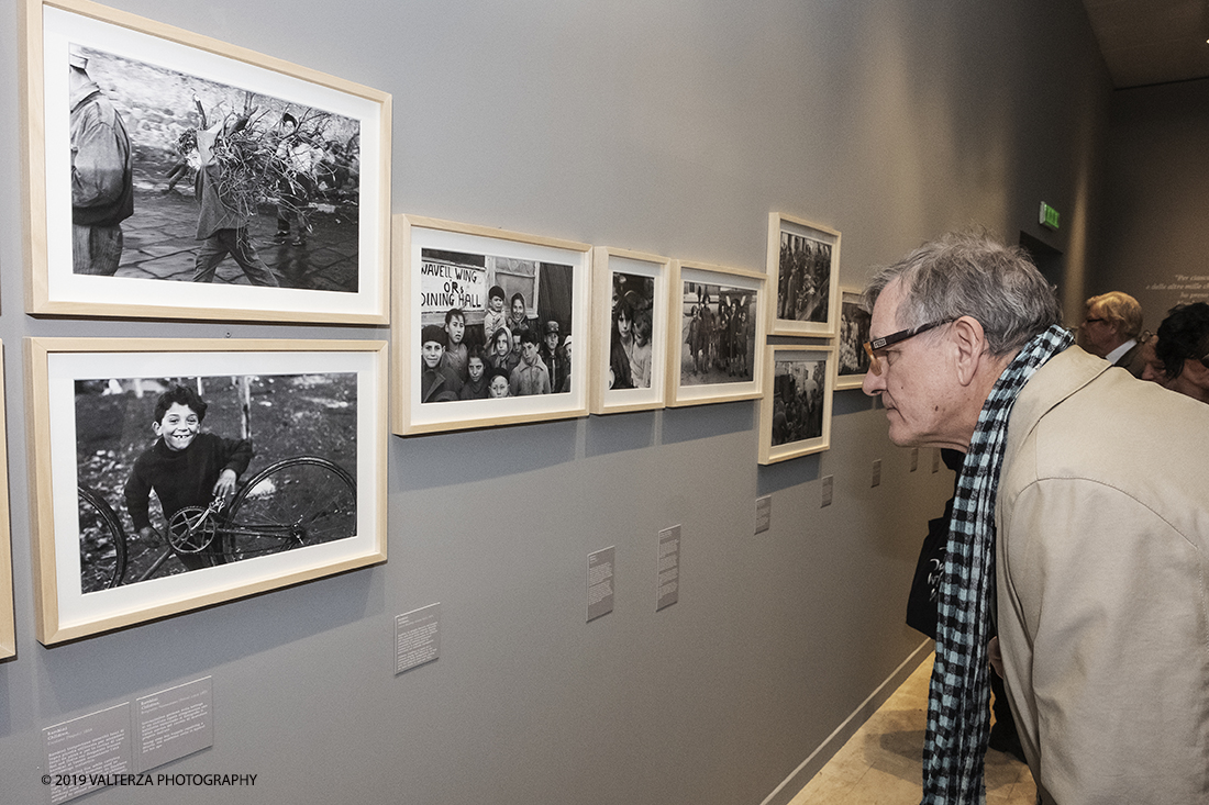 _DSF8359.jpg - 14-03-2019. Torino. Alla GAM,come eravamo. L'Italia del dopoguerra che si rimette in piedi ed il mondo del lavoro. Nella foto un attento visitatore della mostra.