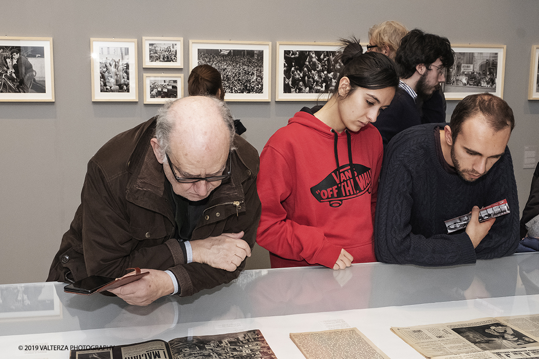 _DSF8377.jpg - 14-03-2019. Torino. Alla GAM,come eravamo. L'Italia del dopoguerra che si rimette in piedi ed il mondo del lavoro. Nella foto visitatori della mostra subito dopo l'apertura.